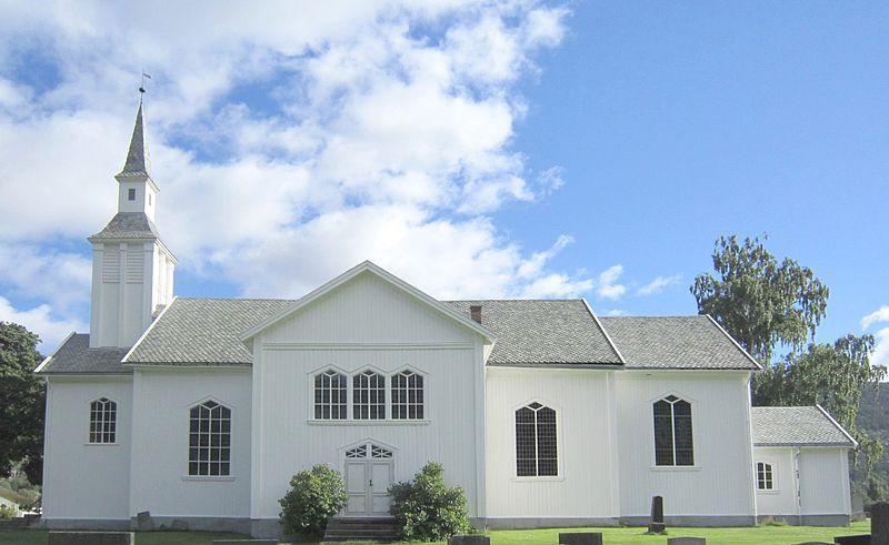 File:Flå kirke 2012.jpg