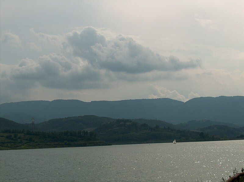 File:Lago di Bilancino.JPG