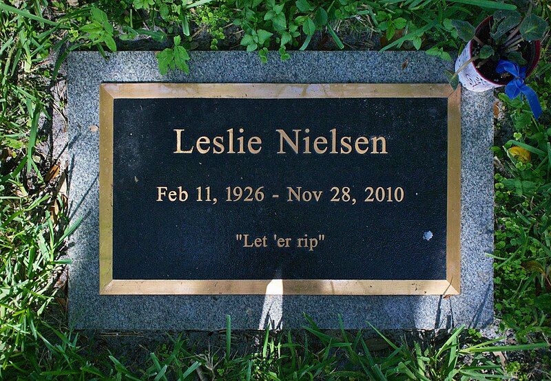 File:Leslie Nielsen Headstone.jpg