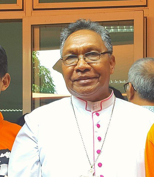 File:Mgr Edmund Woga.jpg