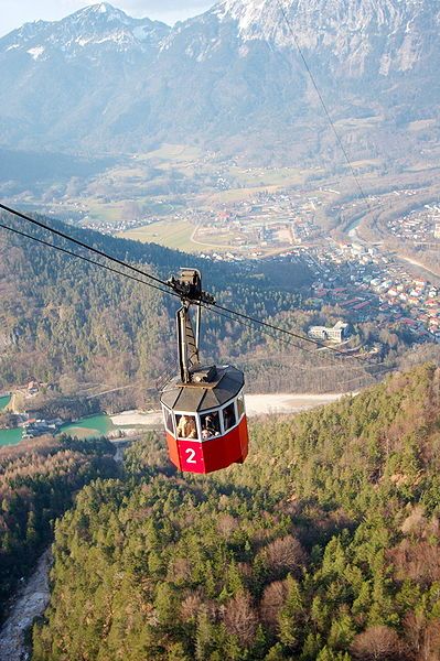 File:Predigtstuhlbahn kabine bergfahrt.jpg