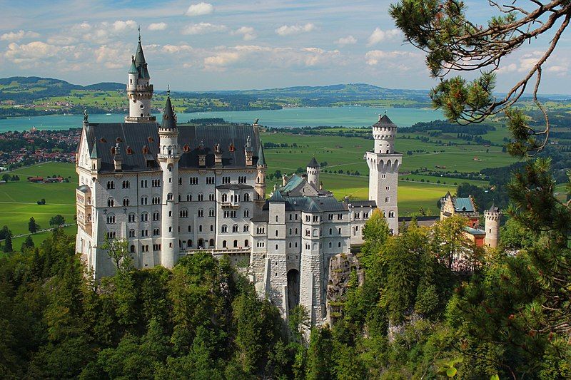 File:SchlossNeuschwanstein2011.JPG