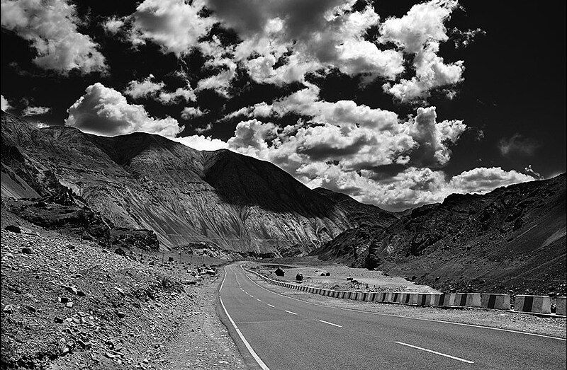 File:Srinagar-Leh Highway BW.jpg