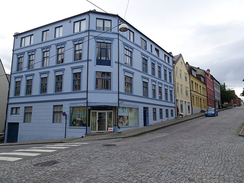 File:Alesund Prestegata Kirkegata.jpg