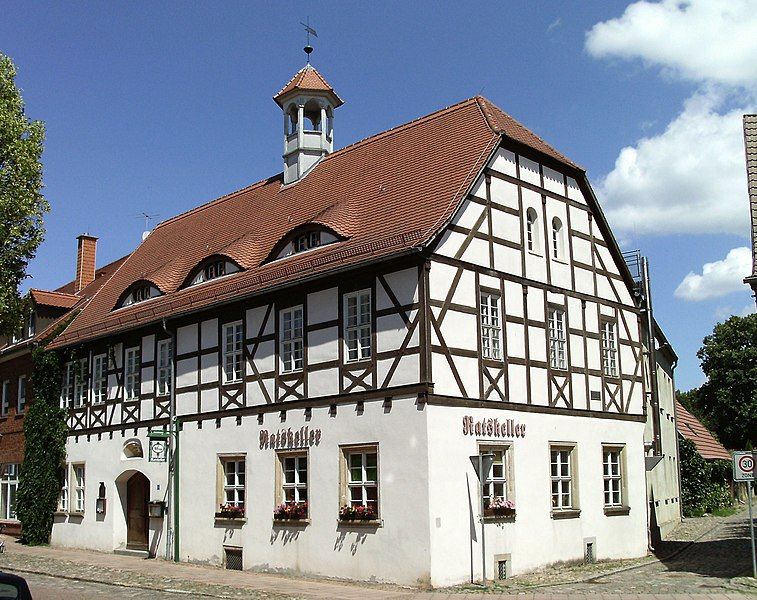 File:BrehnaAltesRathaus.jpg