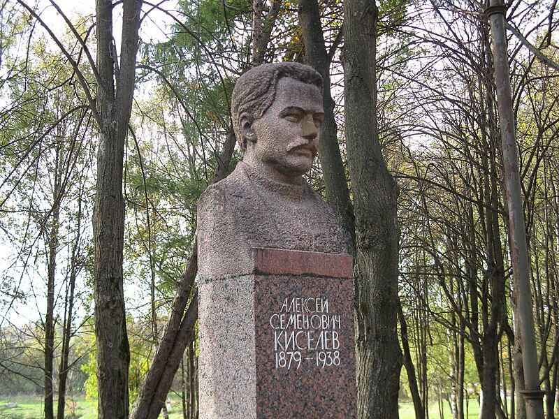 File:Bust Kiselev.jpg