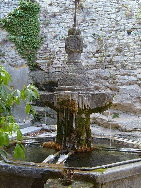 File:Crestet Fountain (1588).JPG