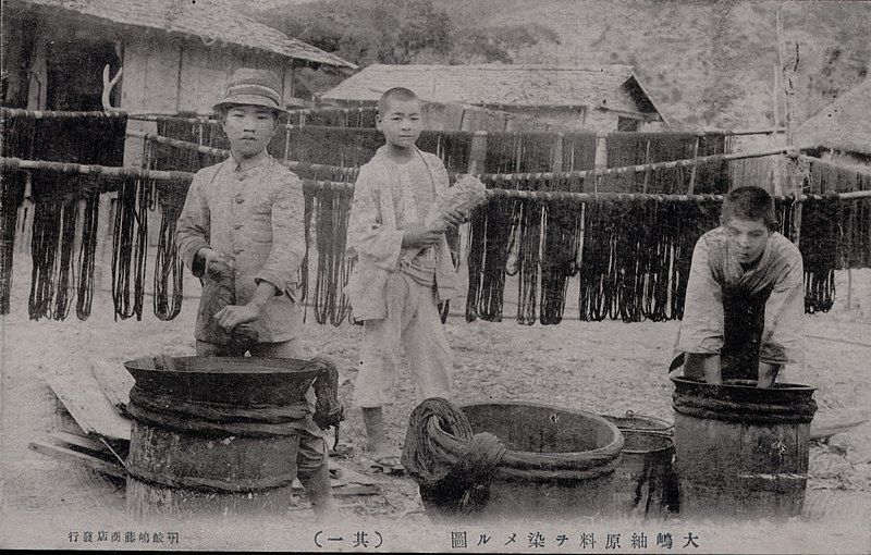 File:Dyeing Oshima-tsumugi.jpg