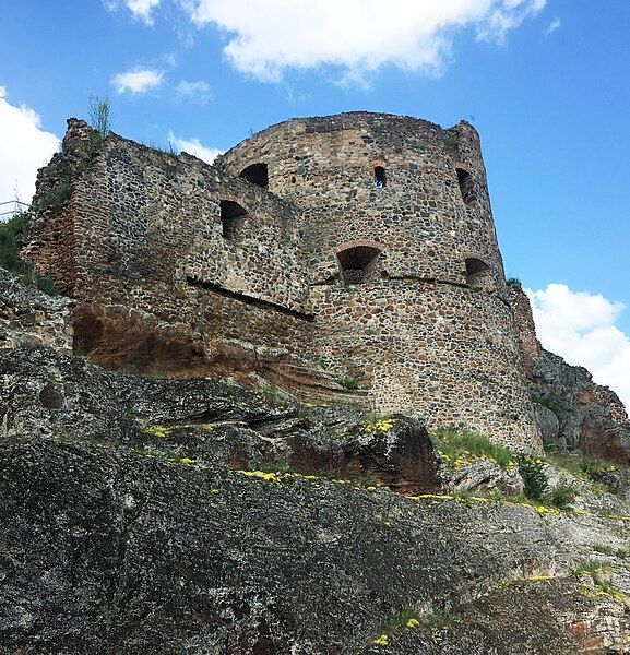 File:Fiľakovo castle, Slovakia.jpg