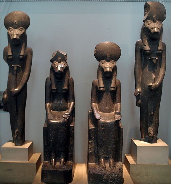 File:FourStatuesOfGoddessSakhmet-FrontalView-BritishMuseum-August19-08.jpg