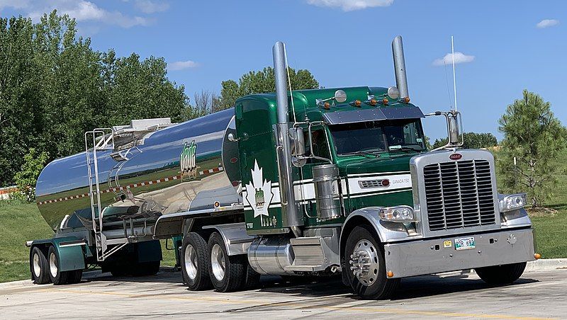 File:Peterbilt Semi-Tractor.jpg