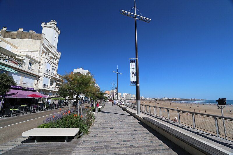 File:Sables-Olonne-plage1.jpg