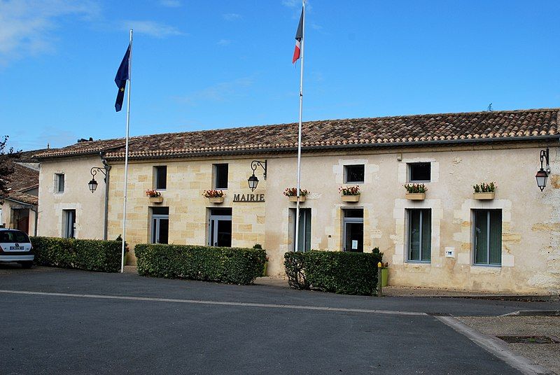 File:Saint-Romain-la-Virvée Mairie.JPG