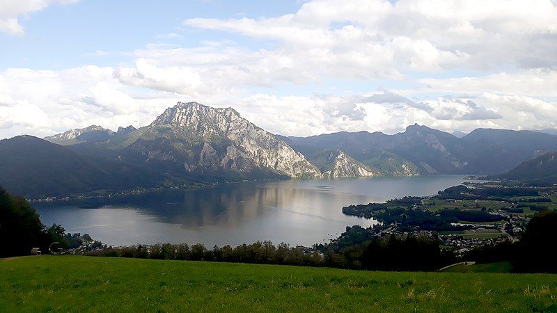 File:Traunsee-Gmundnerberg.jpg