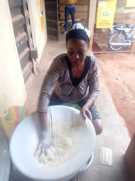 File:Woman sieving Okpa.jpg