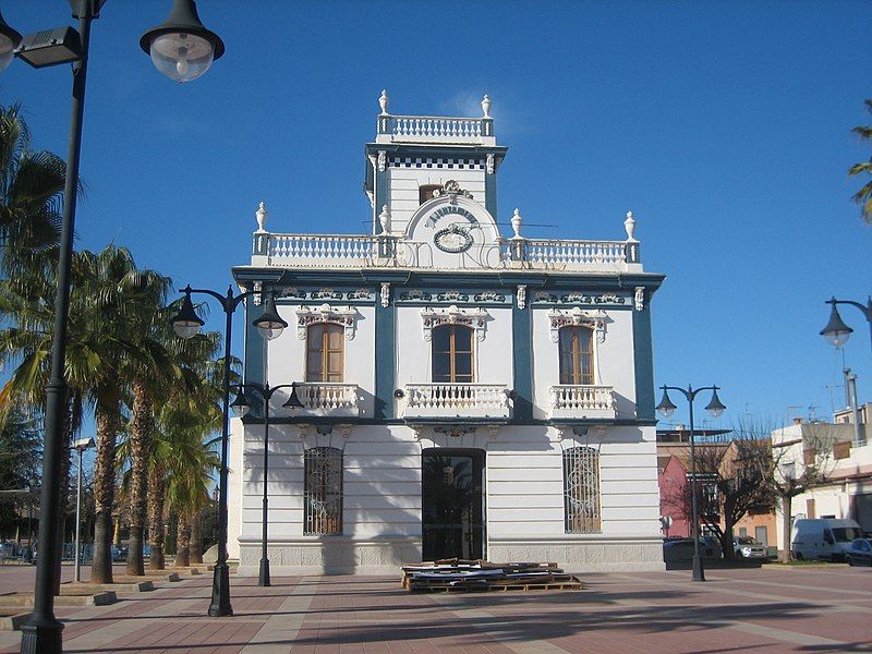 File:Alqueries Town Hall.jpg