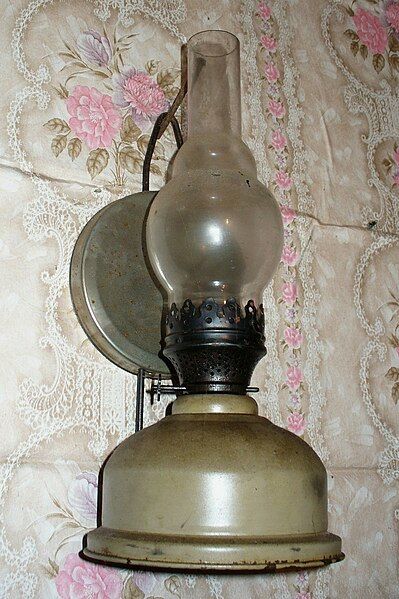 File:Kerosene-lamp-01.JPG