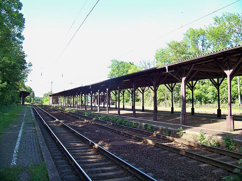 File:Markkleeberg Bahnhof Bahnsteige.jpg