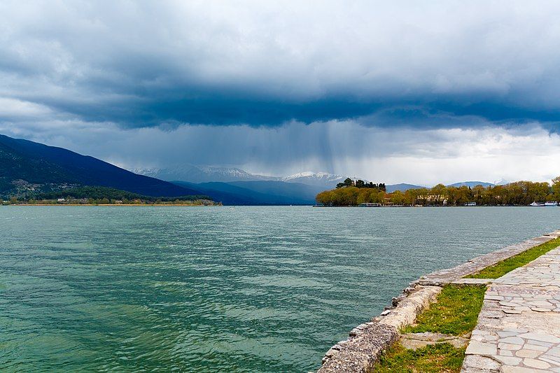 File:Pamvotida Lake.jpg