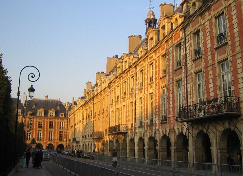 File:Paris-place-des-vosges.jpg