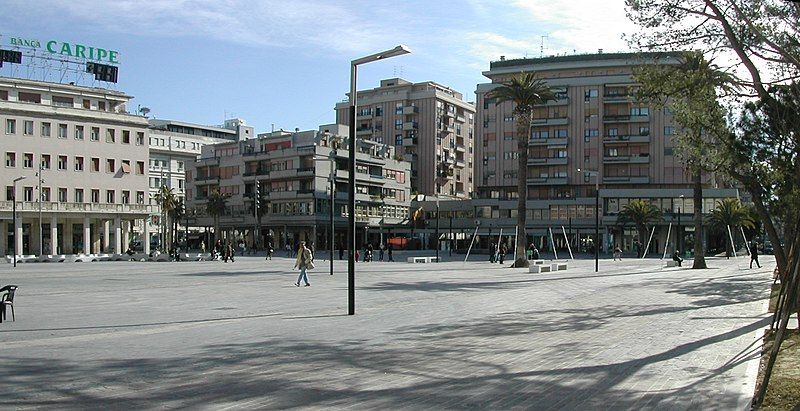 File:Pescara Piazza Salotto000P.jpg