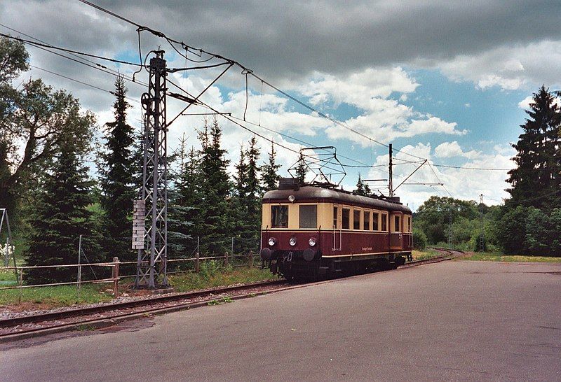 File:Trossinger Eisenbahn.jpg