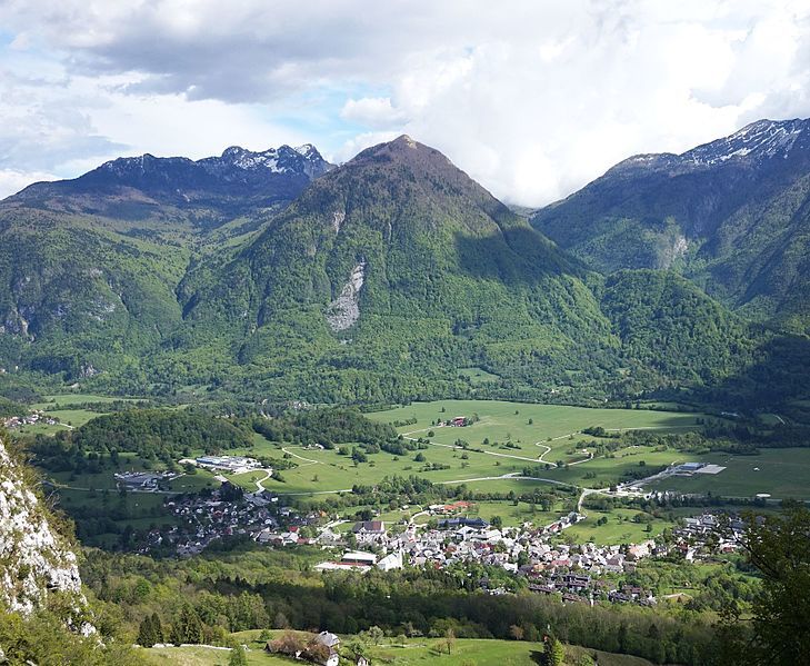 File:Bovec and mountains.jpg