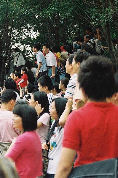 File:Crowd 2.jpg