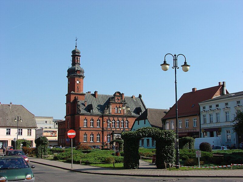 File:Drezdenko, town hall.jpg