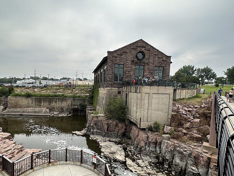 File:Falls Overlook Cafe.jpg