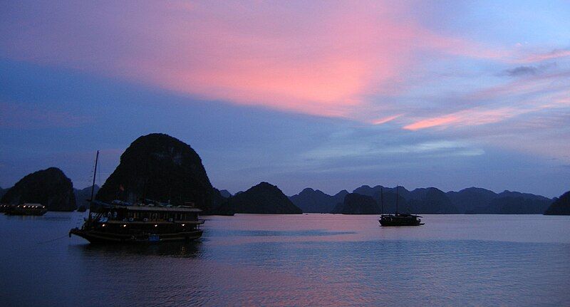 File:Ha Long sunset.jpg