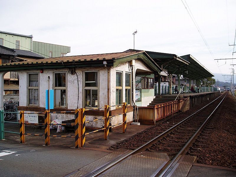 File:Mishima-Futsukamachi-Sta-inside.jpg