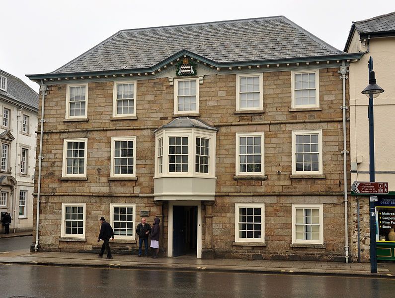 File:Okehampton town hall.jpg