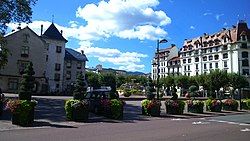 Maurice-Mollard Plaza and the Aix-les-Bains town hall on the left.