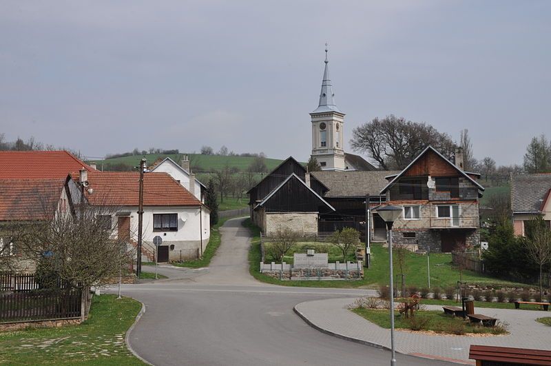 File:Prosetín(ZR)-náves-a-evangelický-kostel2014c.jpg