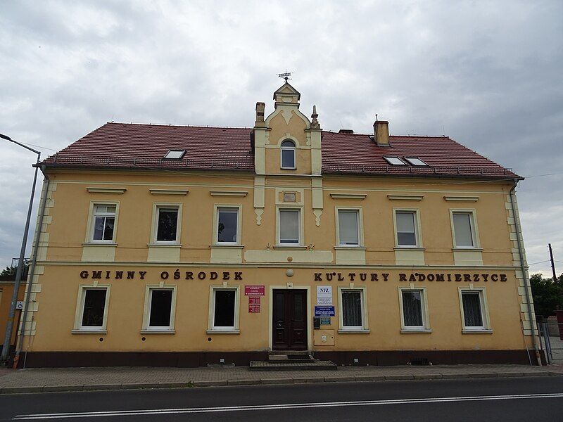 File:Radomierzyce, dům kultury.jpg