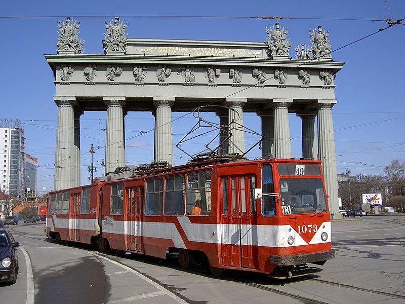 File:TramMoskovskiyeVorotaSquare2008-04-12-1073.jpg