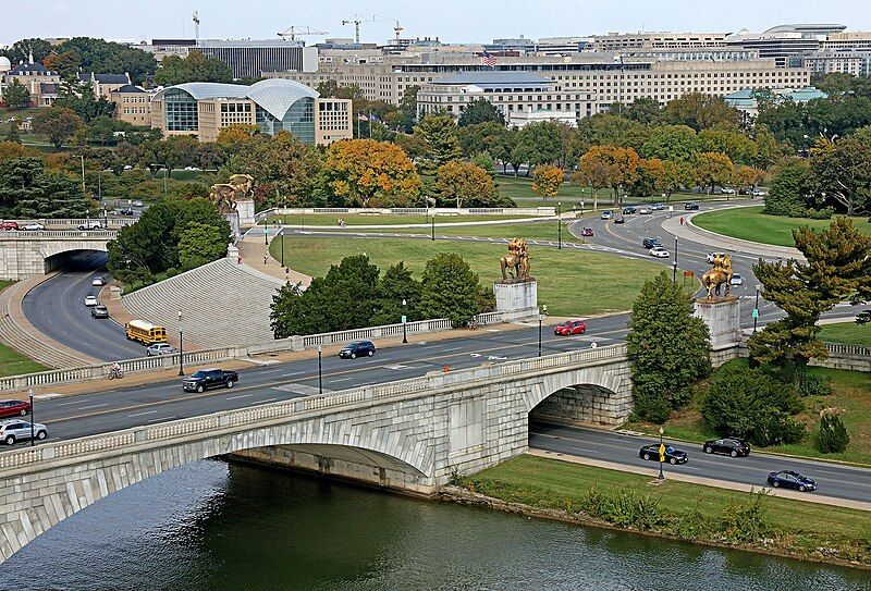 File:ArlingtonMemorialBridgeEastEntrance.jpg