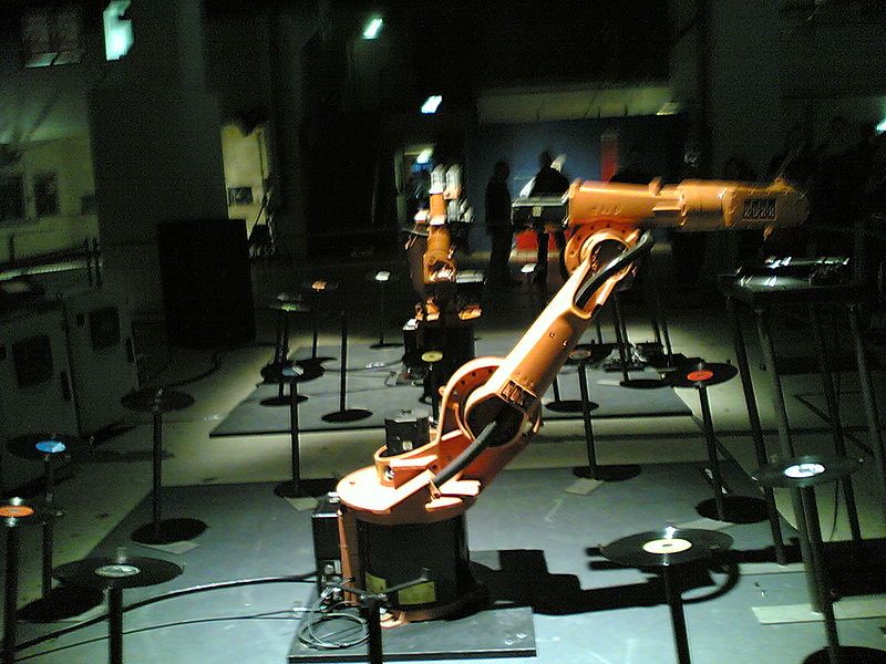 File:Articulated robot DJ.jpg