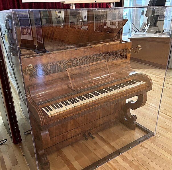 File:Covington piano.jpg