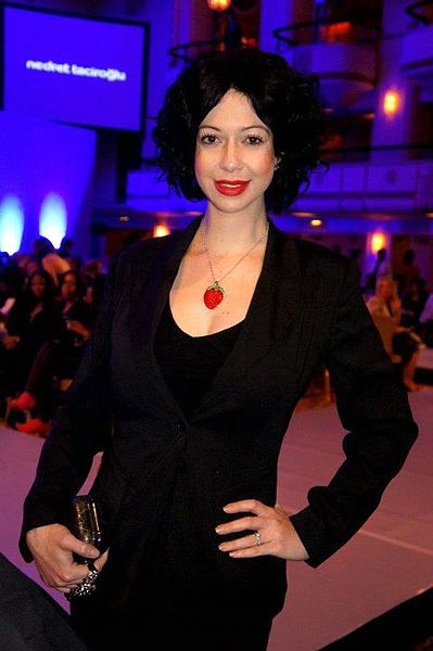 File:Davina-Reichman-at-one-of-her-fashion-shows-in-Waldorf-Astoria.jpg