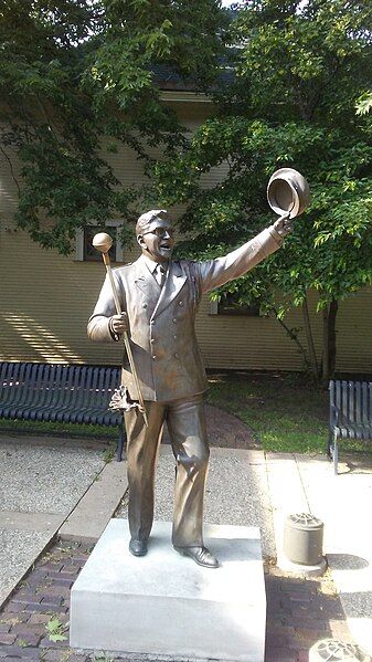 File:Meredith Willson statue.jpg