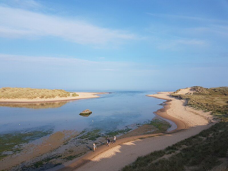 File:Newburgh beach, Aberdeenshire.jpg