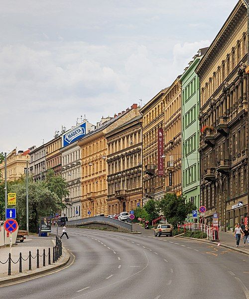 File:Prague 07-2016 Mezibranska.jpg