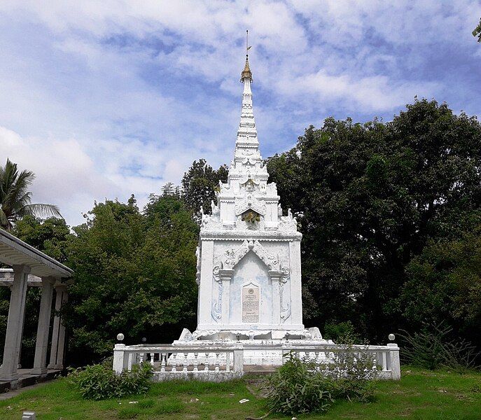 File:Supayalat Tomb.jpg