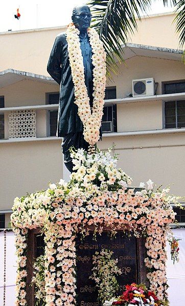 File:Biju Pattnaik statue.jpg