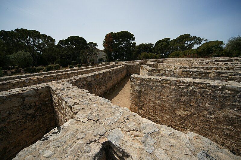 File:Donnafugata-parco-steinlabyrinth.jpg