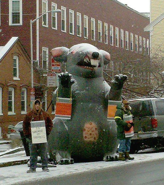 File:Giant-inflatable-rat crop.jpg