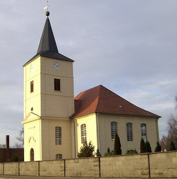 File:Großderschau, Kirche.jpg