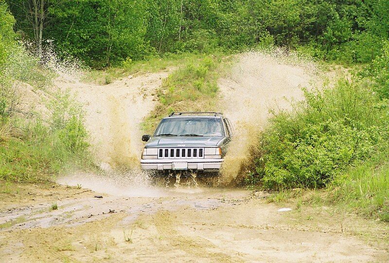 File:Jeep Through Puddle.jpg